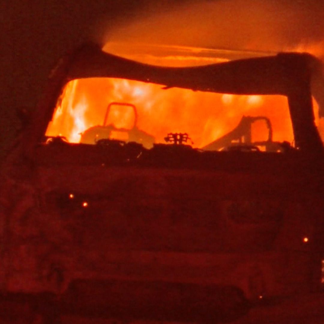 Se Incendia Tráiler Nodriza con Nueve Vehículos en Ciudad Victoria, Tamaulipas